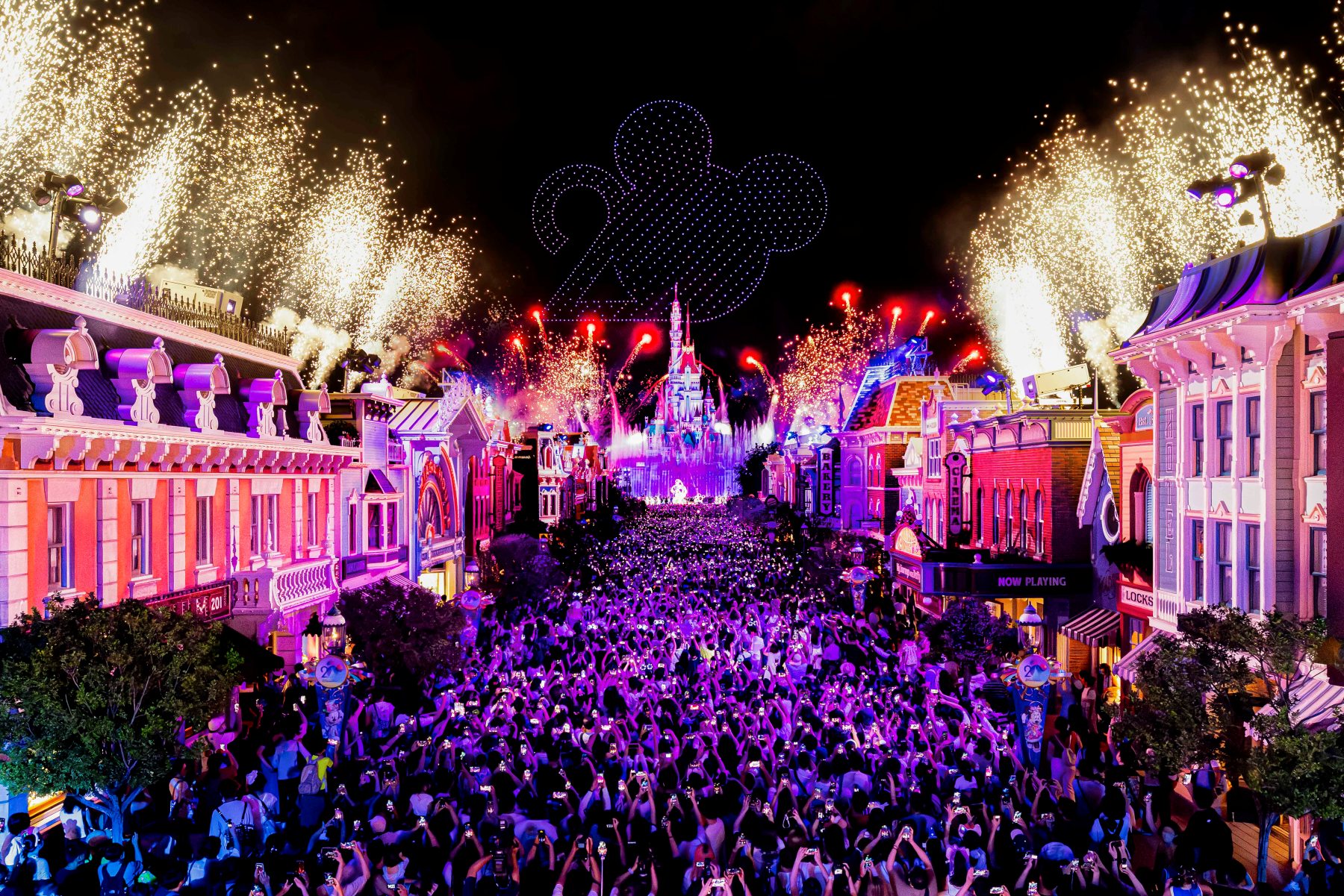 ‘ฮ่องกงดิสนีย์แลนด์’ ฉลอง 20 ปีในไวบ์ปาร์ตี้ “The Most Magical Party of All: มหัศจรรย์ปาร์ตี้สุดยิ่งใหญ่” จัดเต็ม 3 ความอลังการ...โชว์ใหม่ พาเหรดใหม่ แสงสีเสียงใหม่แกะกล่อง!  สำนักพิมพ์แม่บ้าน